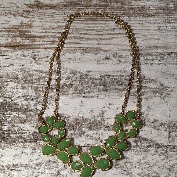 Forever 21 Green Leaf Statement Necklace 20.5” - Picture 5 of 9